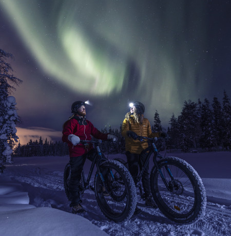Fatbike-pyöräretkellä talvella revontulien alla