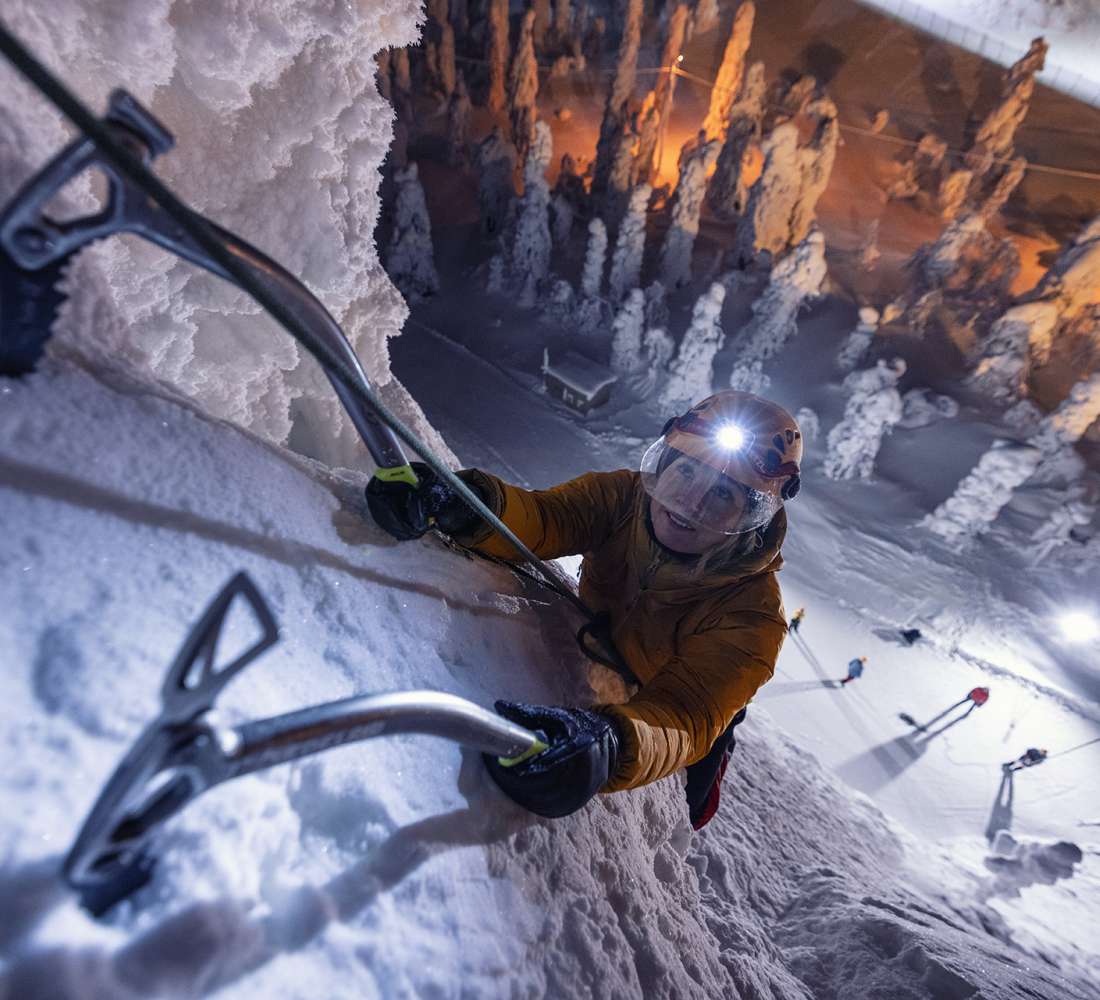 Jääkiipeilyä Rukan huipulla iltavalaistuksessa